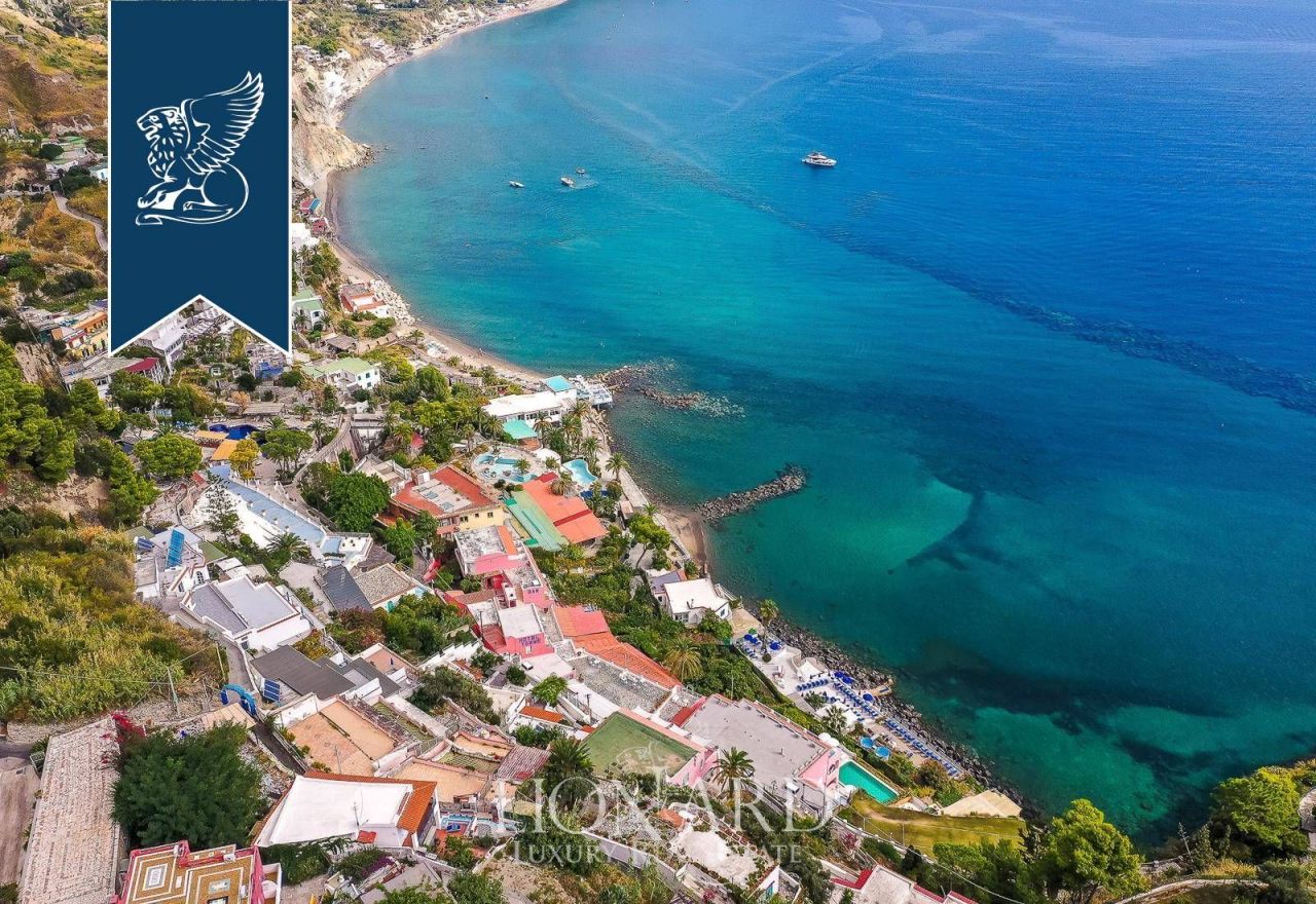 Отель, гостиница в Неаполе, Италия, 400 м² - фото 4