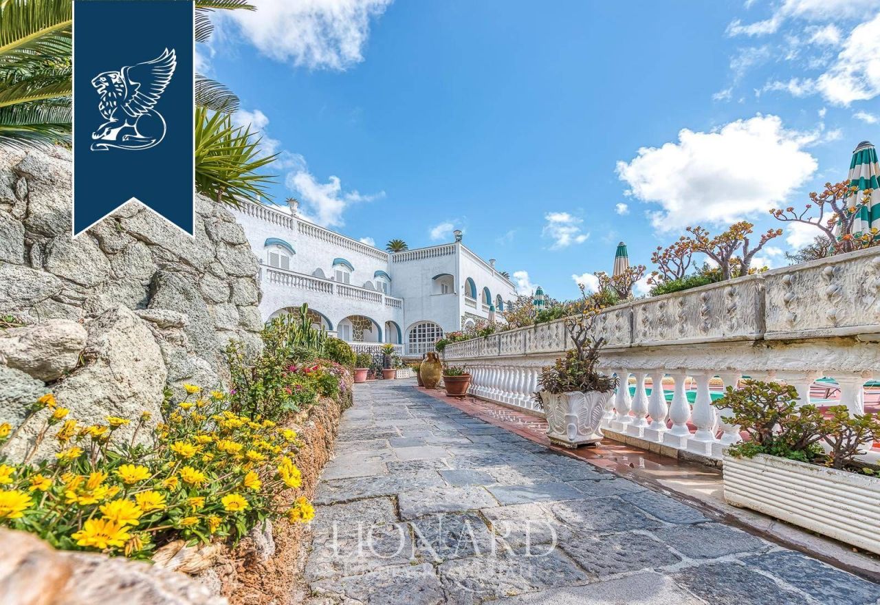 Отель, гостиница в Неаполе, Италия, 7 456 м² - фото 4