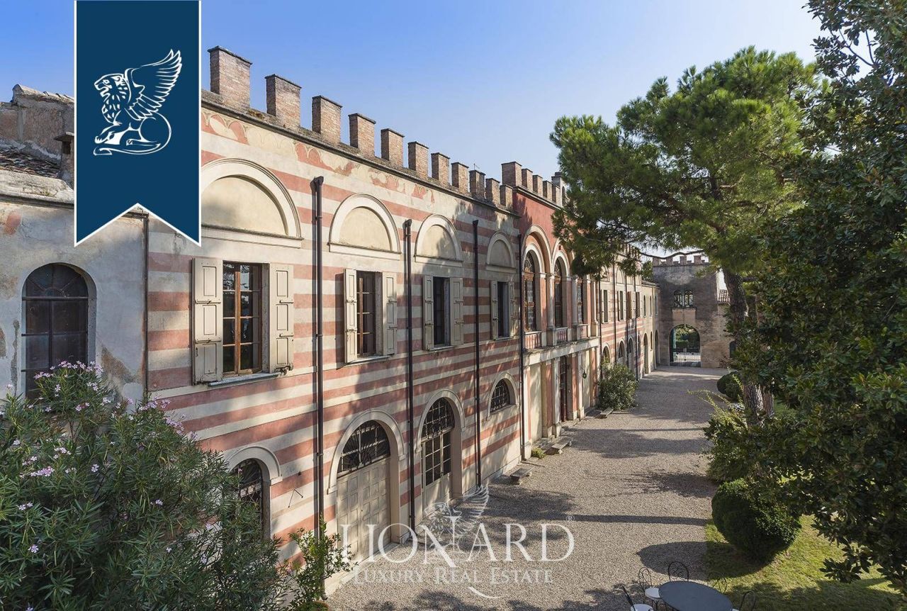 Замок в Мантуе, Италия, 2 500 м² - фото 4