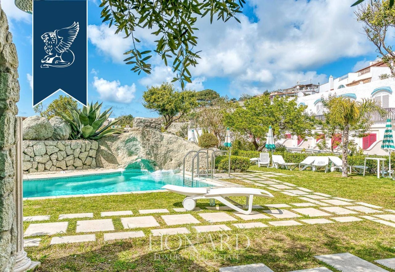 Отель, гостиница в Неаполе, Италия, 7 456 м² - фото 7