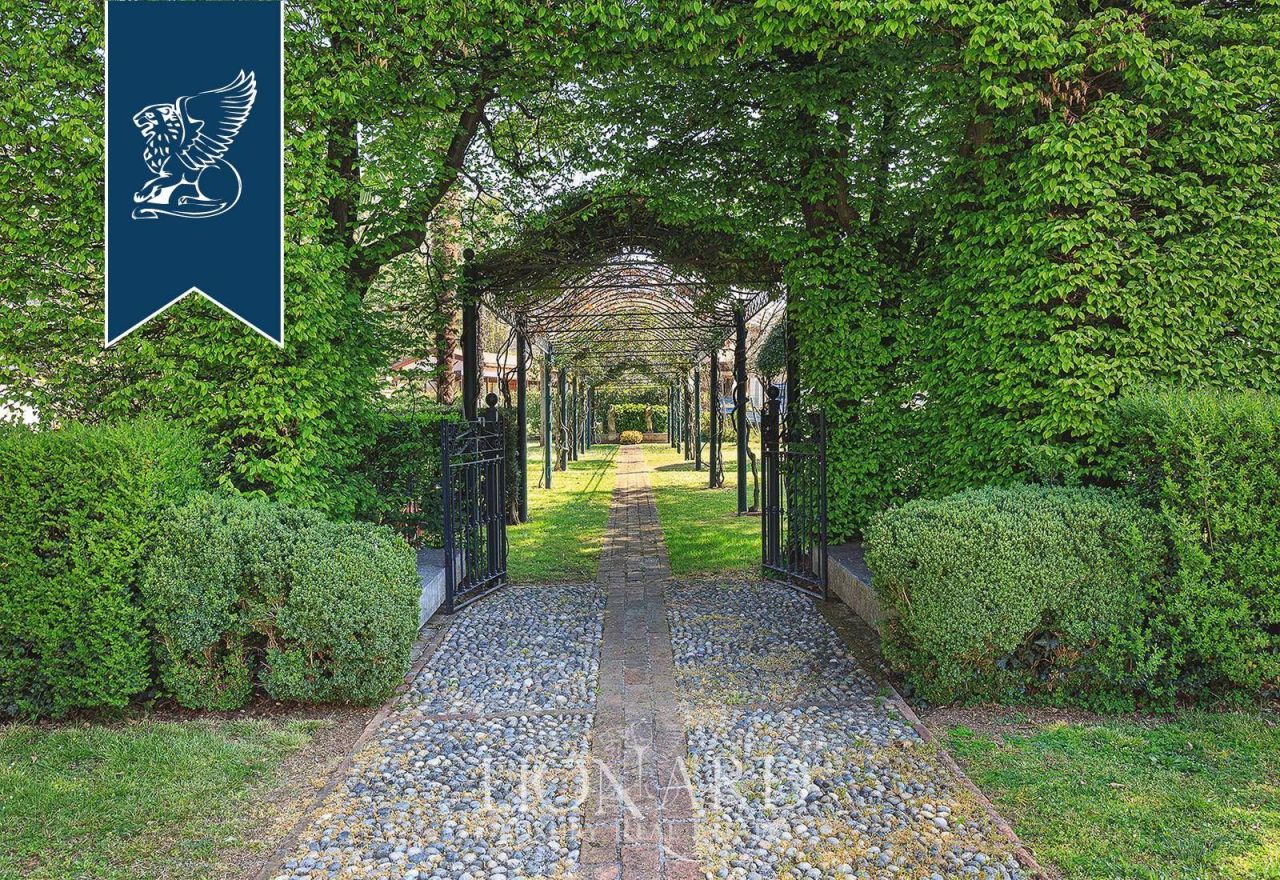 Вилла в Брешии, Италия, 1 500 м² - фото 8