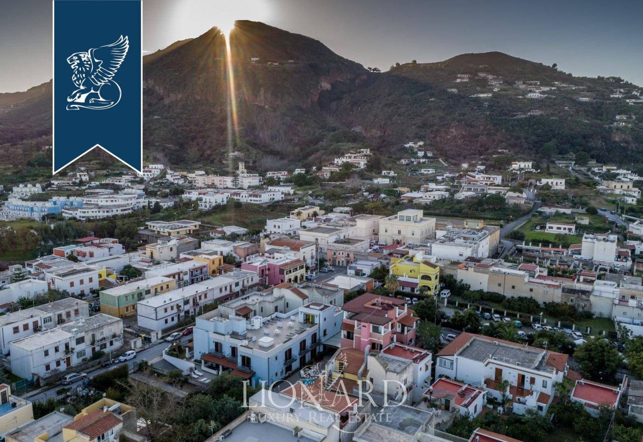 Отель, гостиница на Липари, Италия, 1 300 м² - фото 7