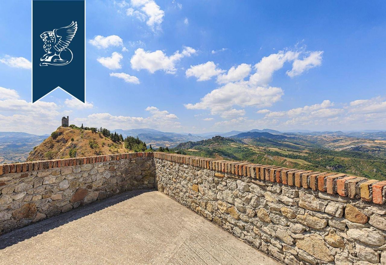 Замок в Римини, Италия, 3 000 м² - фото 9