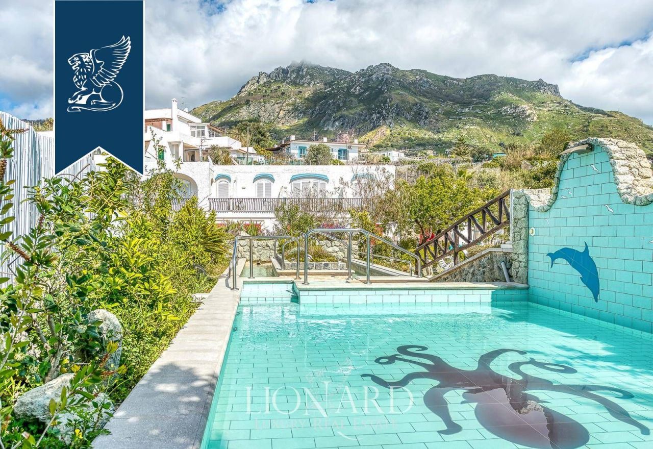 Отель, гостиница в Неаполе, Италия, 7 456 м² - фото 9