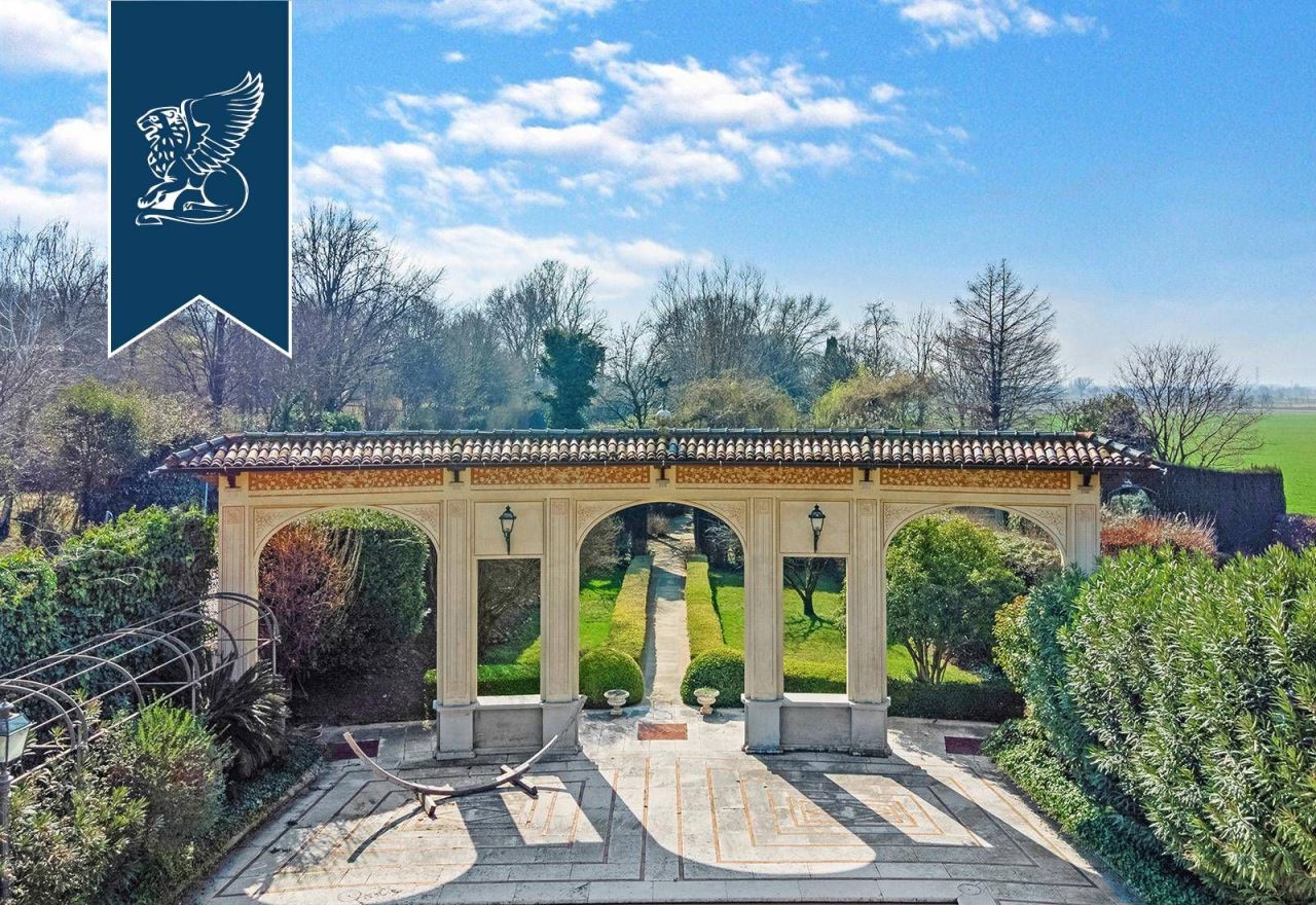 Вилла в Брешии, Италия, 3 100 м² - фото 9