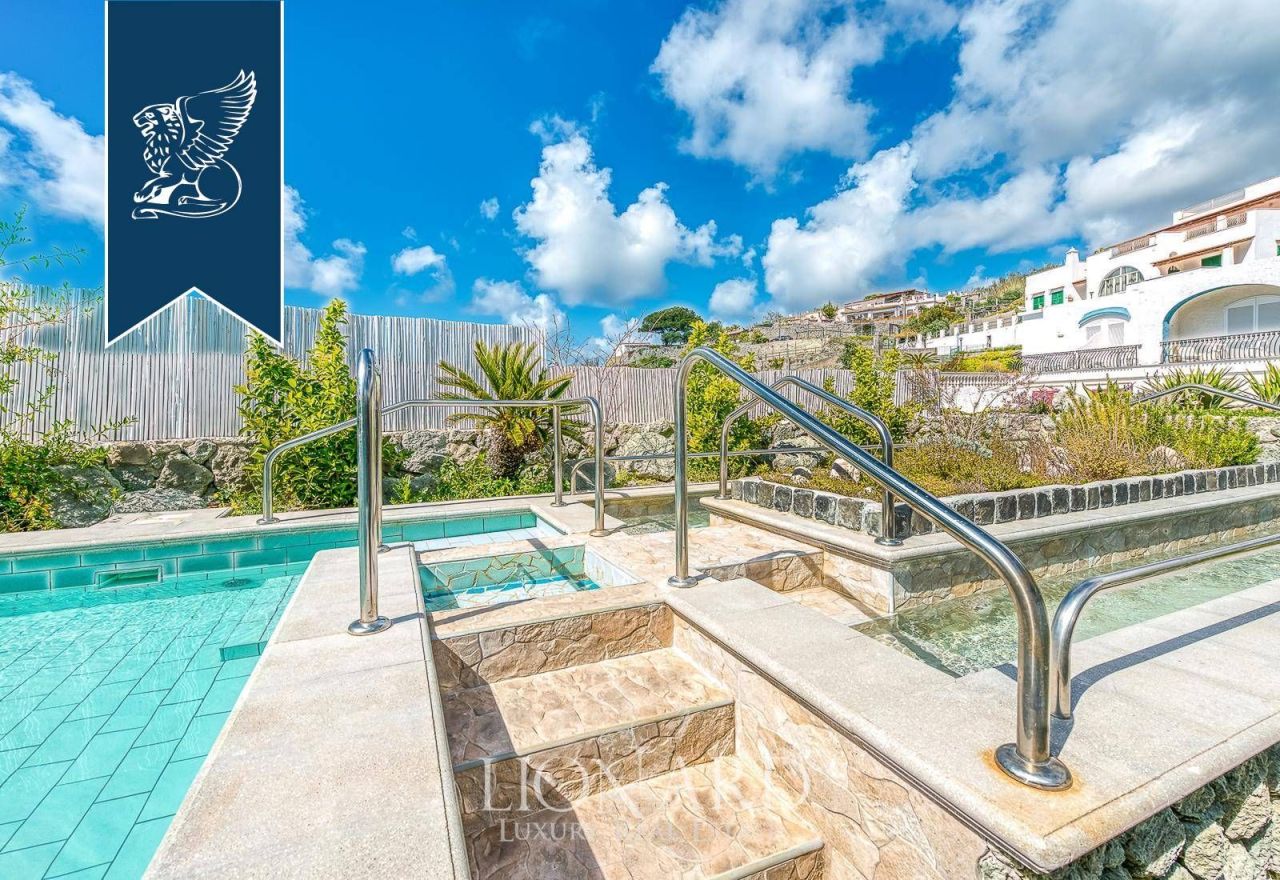 Отель, гостиница в Неаполе, Италия, 7 456 м² - фото 10