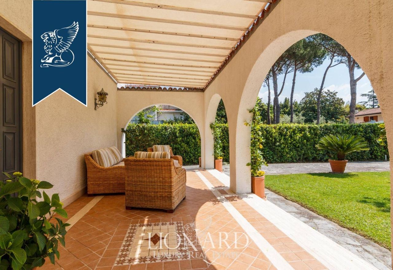 Вилла в Форте деи Марми, Италия, 216 м² - фото 9