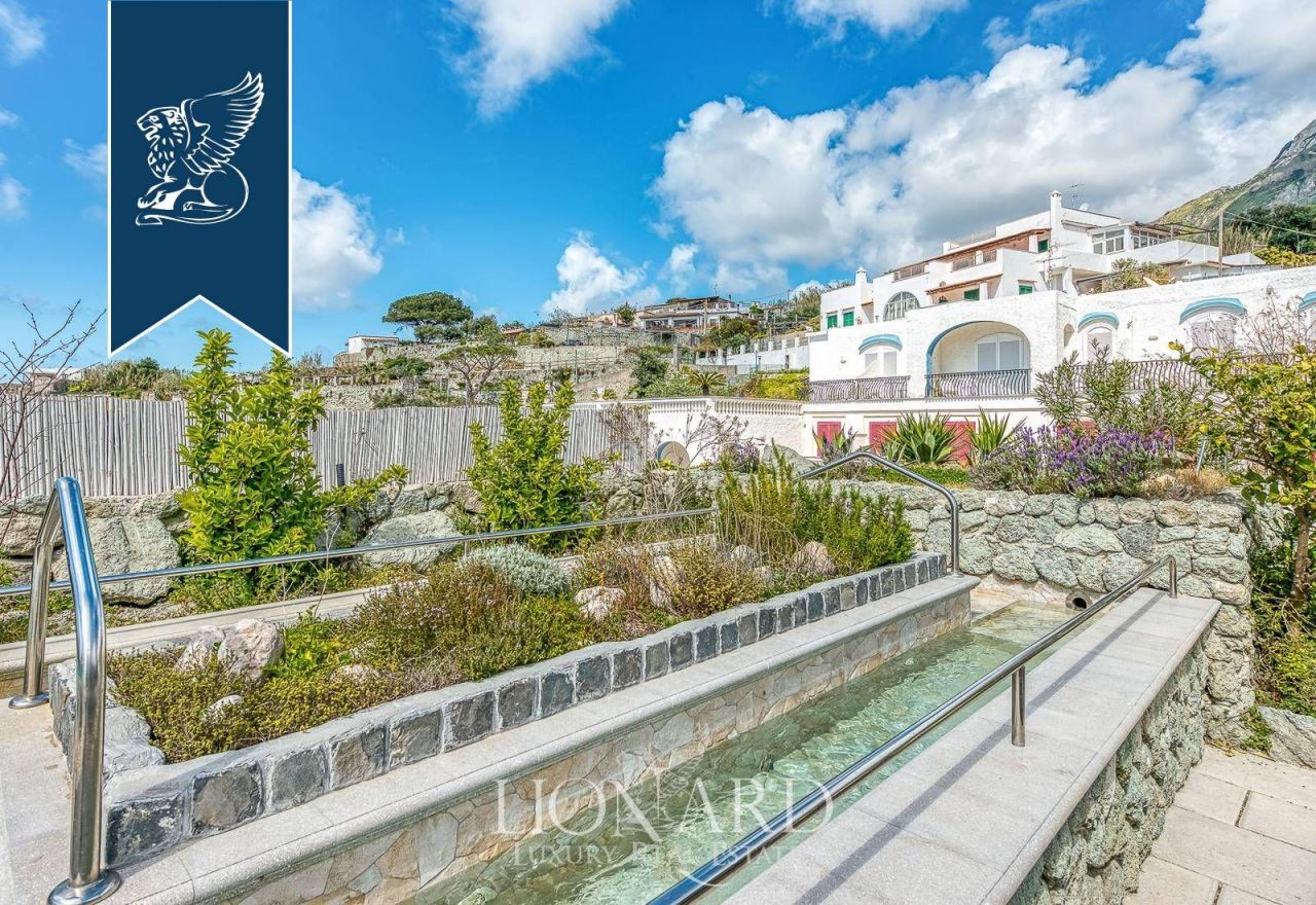 Отель, гостиница в Неаполе, Италия, 7 456 м² - фото 11