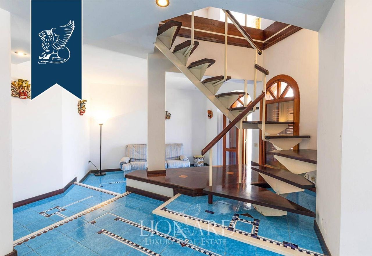 Вилла в Неаполе, Италия, 300 м² - фото 13