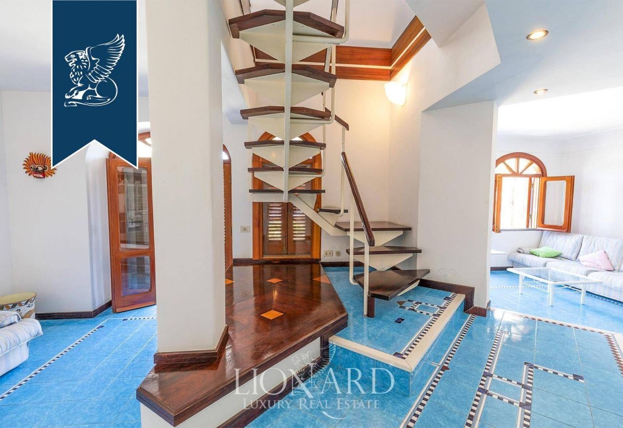 Вилла в Неаполе, Италия, 300 м² - фото 14