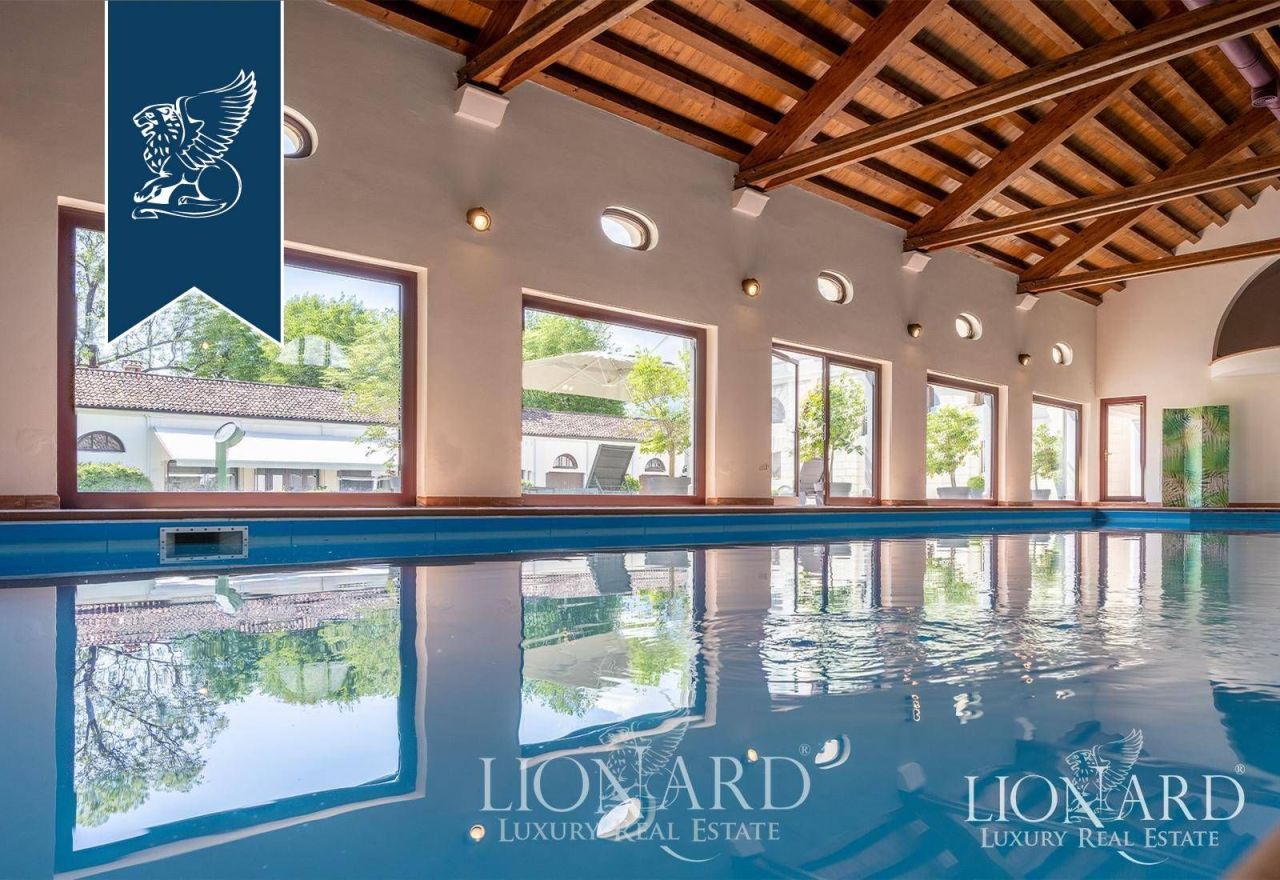 Вилла в Беллуно, Италия, 2 500 м² - фото 16