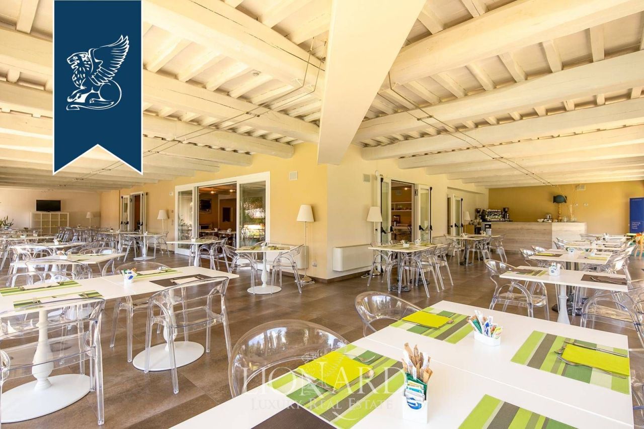 Отель, гостиница в Корчано, Италия, 3 700 м² - фото 16