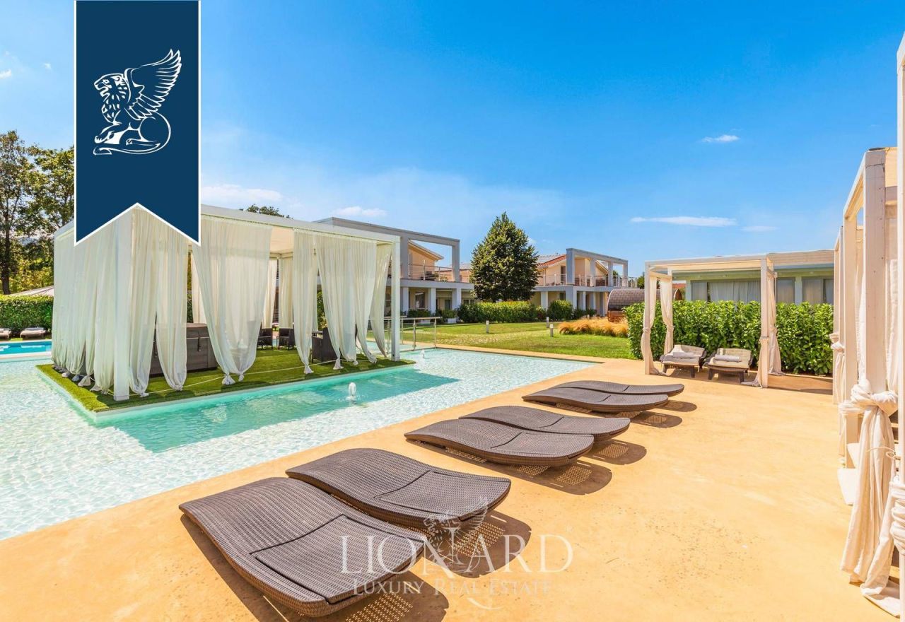 Отель, гостиница в Ареццо, Италия, 2 500 м² - фото 16