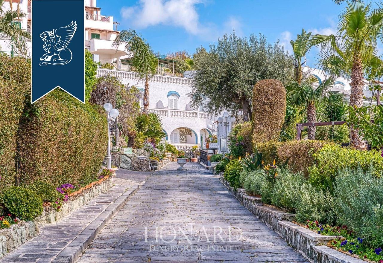 Отель, гостиница в Неаполе, Италия, 7 456 м² - фото 19