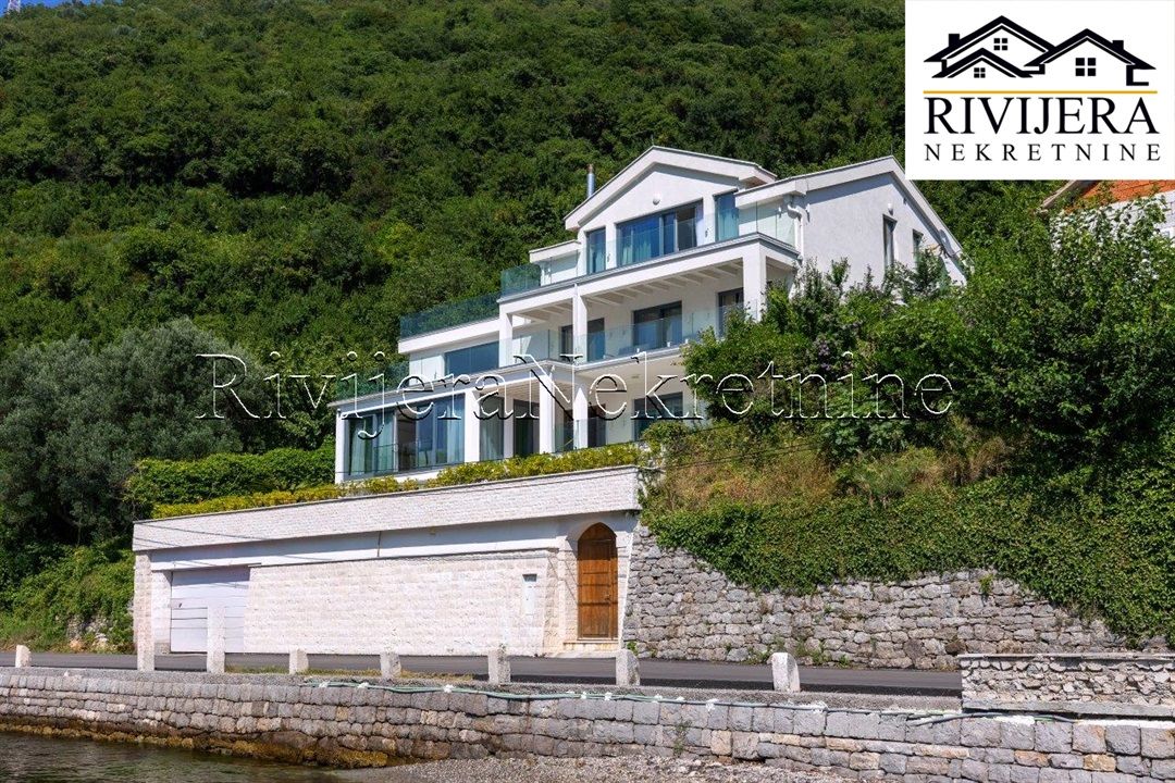 Вилла в Тивате, Черногория, 423 м² - фото 2