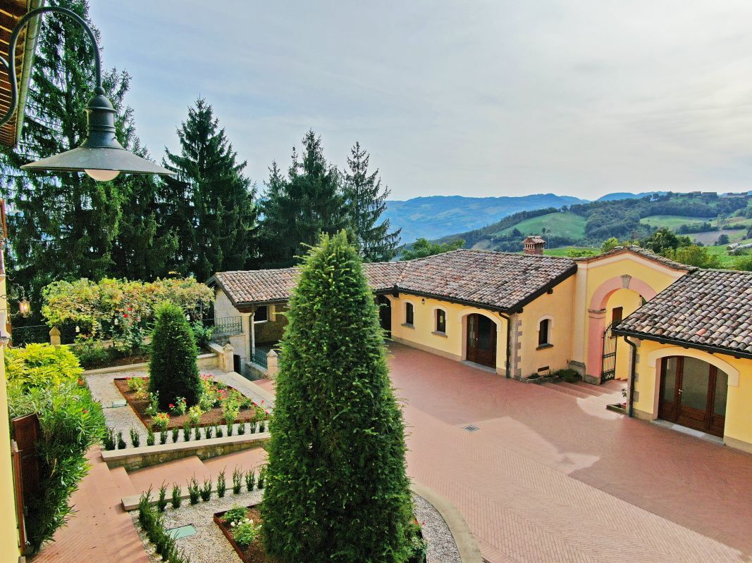 Поместье в Модене, Италия, 1 200 м² - фото 4