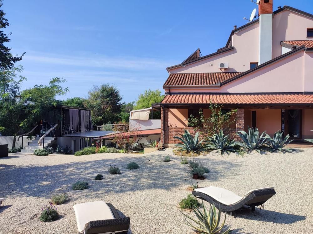 Отель, гостиница в Умаге, Хорватия, 670 м² - фото 1