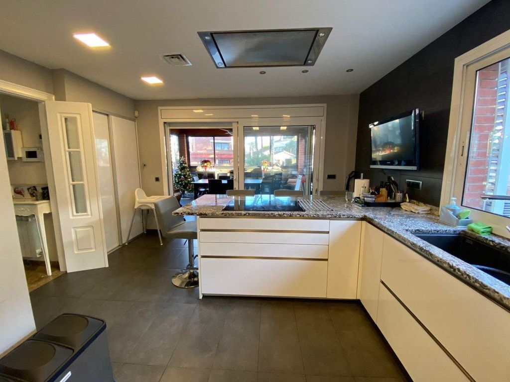 Таунхаус в Барселоне, Испания, 236 м² - фото 6