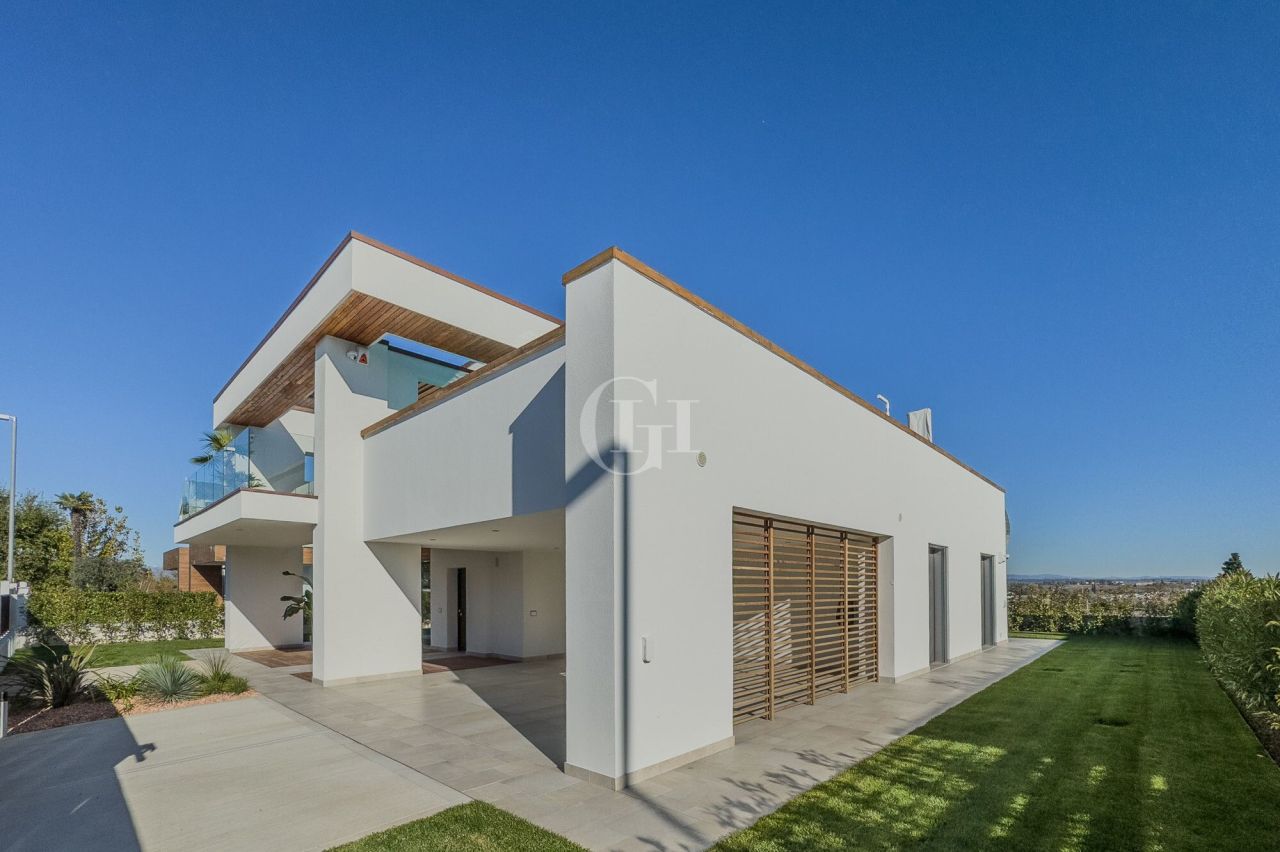 Вилла у озера Гарда, Италия, 344 м² - фото 2