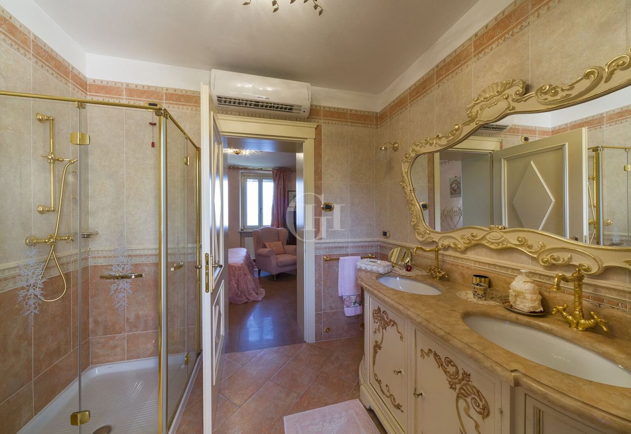 Вилла у озера Гарда, Италия, 457 м² - фото 9