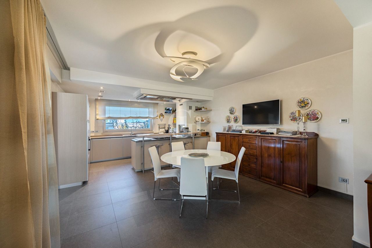 Вилла у озера Гарда, Италия, 250 м² - фото 4