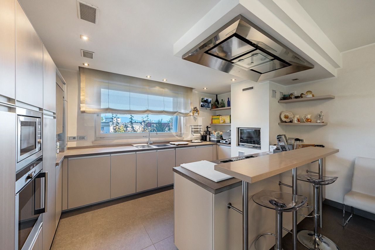 Вилла у озера Гарда, Италия, 250 м² - фото 5