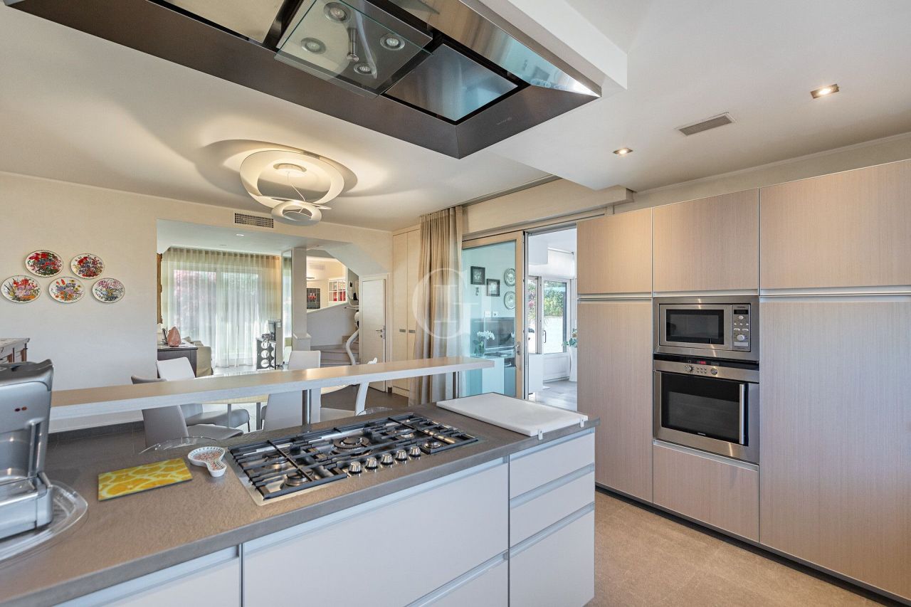 Вилла у озера Гарда, Италия, 250 м² - фото 6