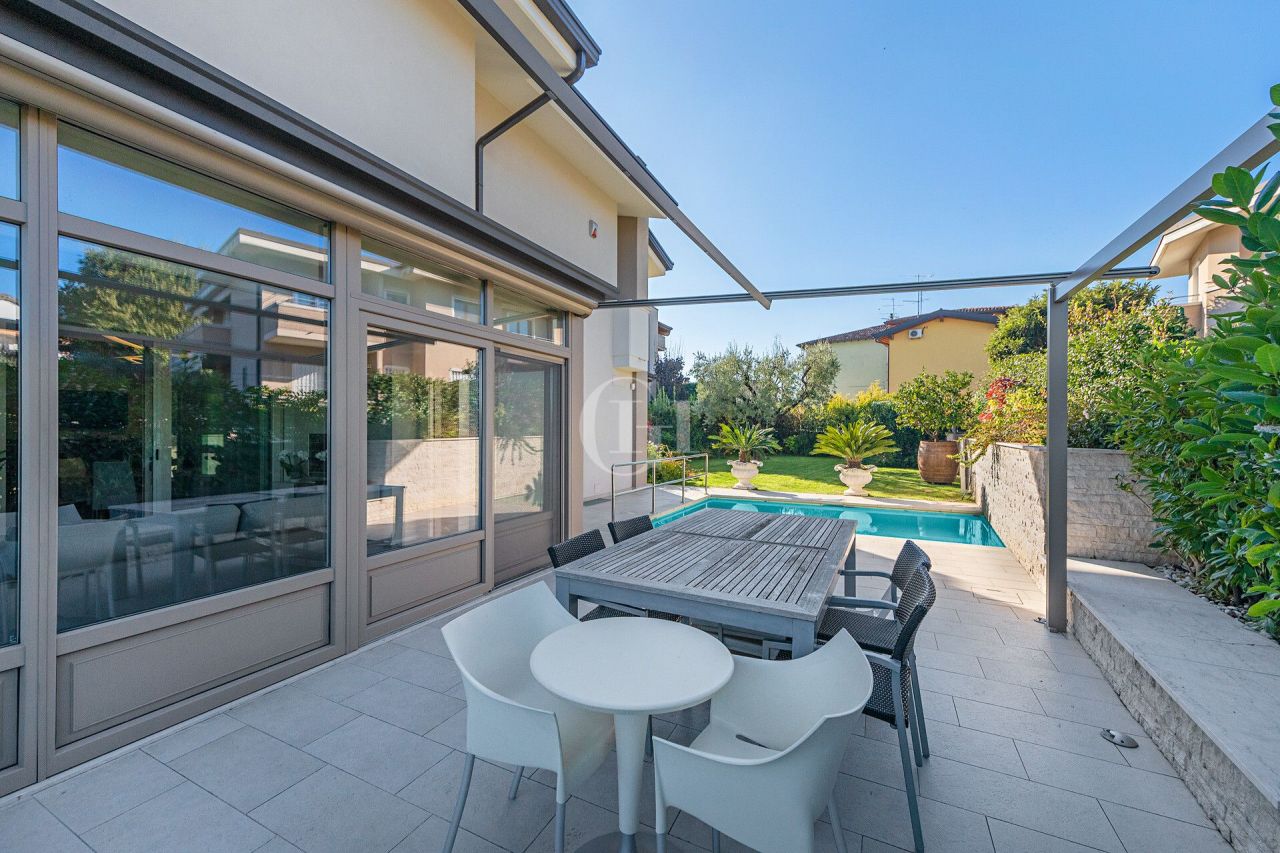 Вилла у озера Гарда, Италия, 250 м² - фото 3