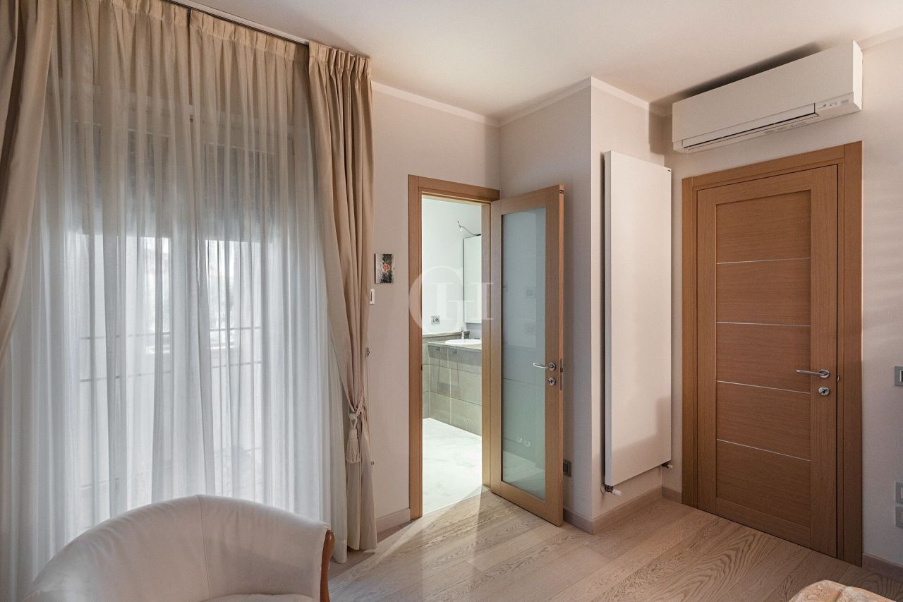 Вилла у озера Гарда, Италия, 250 м² - фото 14