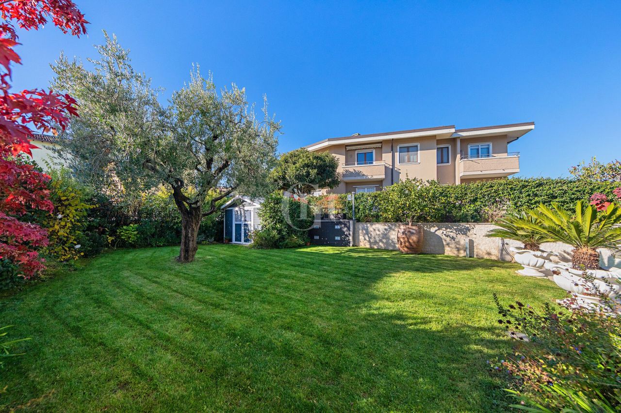 Вилла у озера Гарда, Италия, 250 м² - фото 10