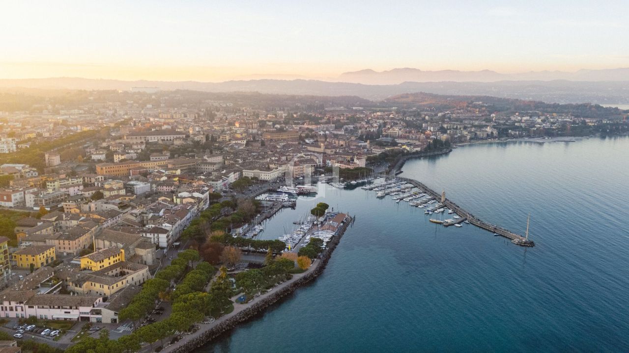 Вилла у озера Гарда, Италия, 250 м² - фото 18