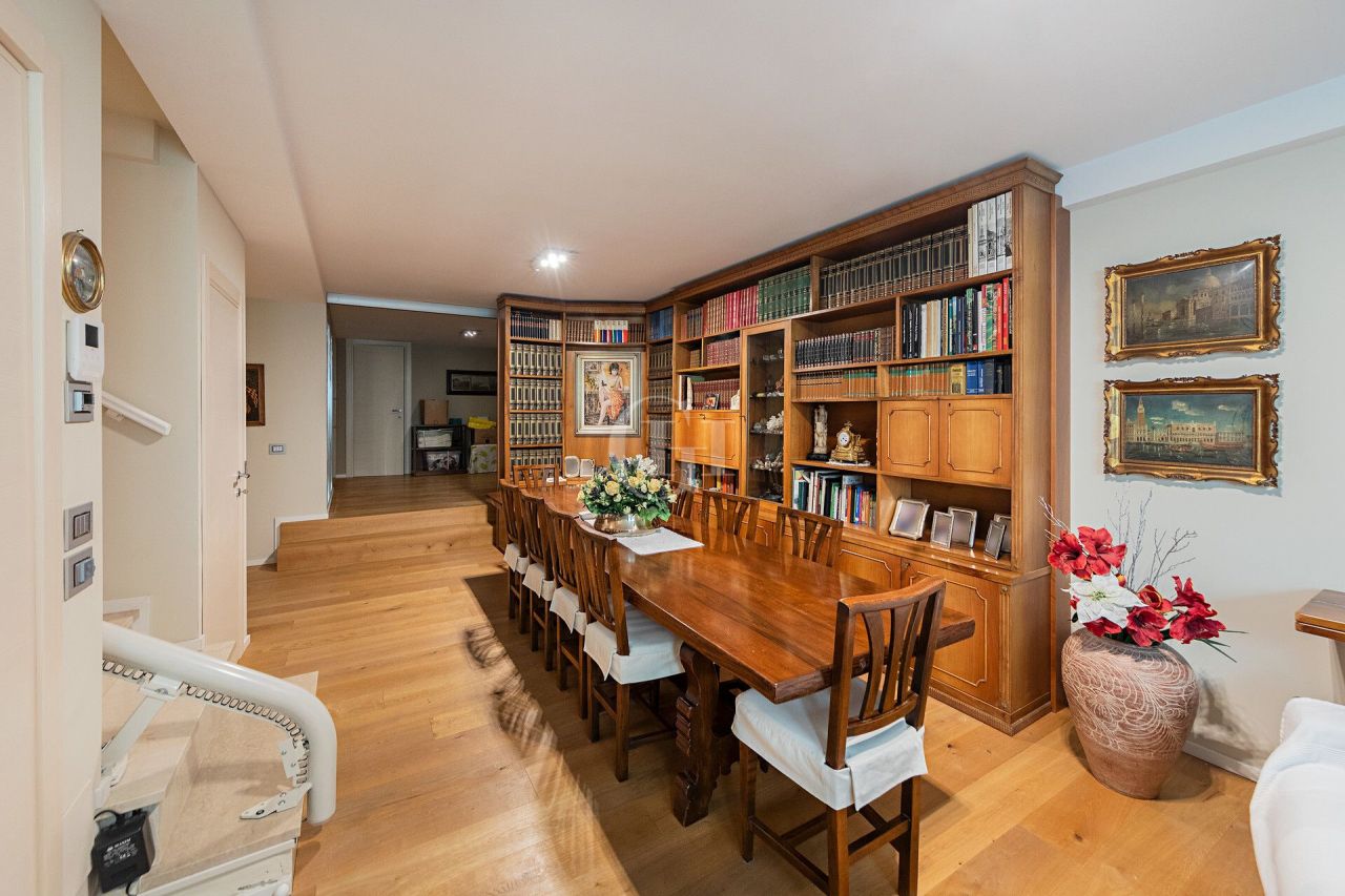 Вилла у озера Гарда, Италия, 250 м² - фото 15