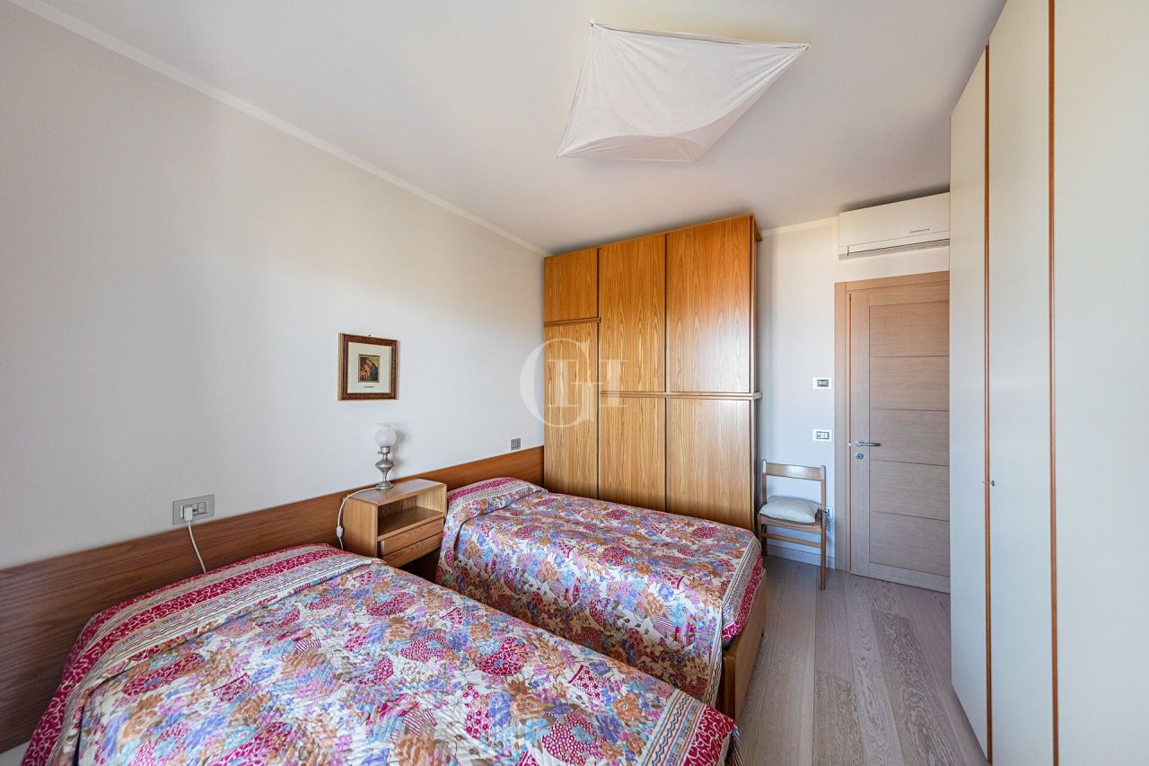 Вилла у озера Гарда, Италия, 250 м² - фото 13