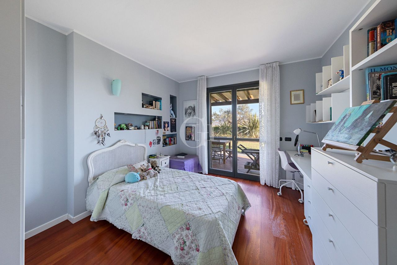 Вилла у озера Гарда, Италия, 300 м² - фото 13