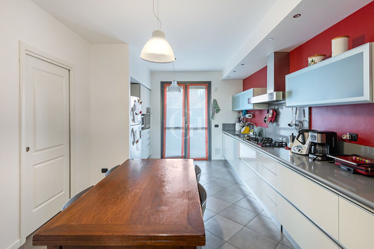 Вилла у озера Гарда, Италия, 300 м² - фото 7