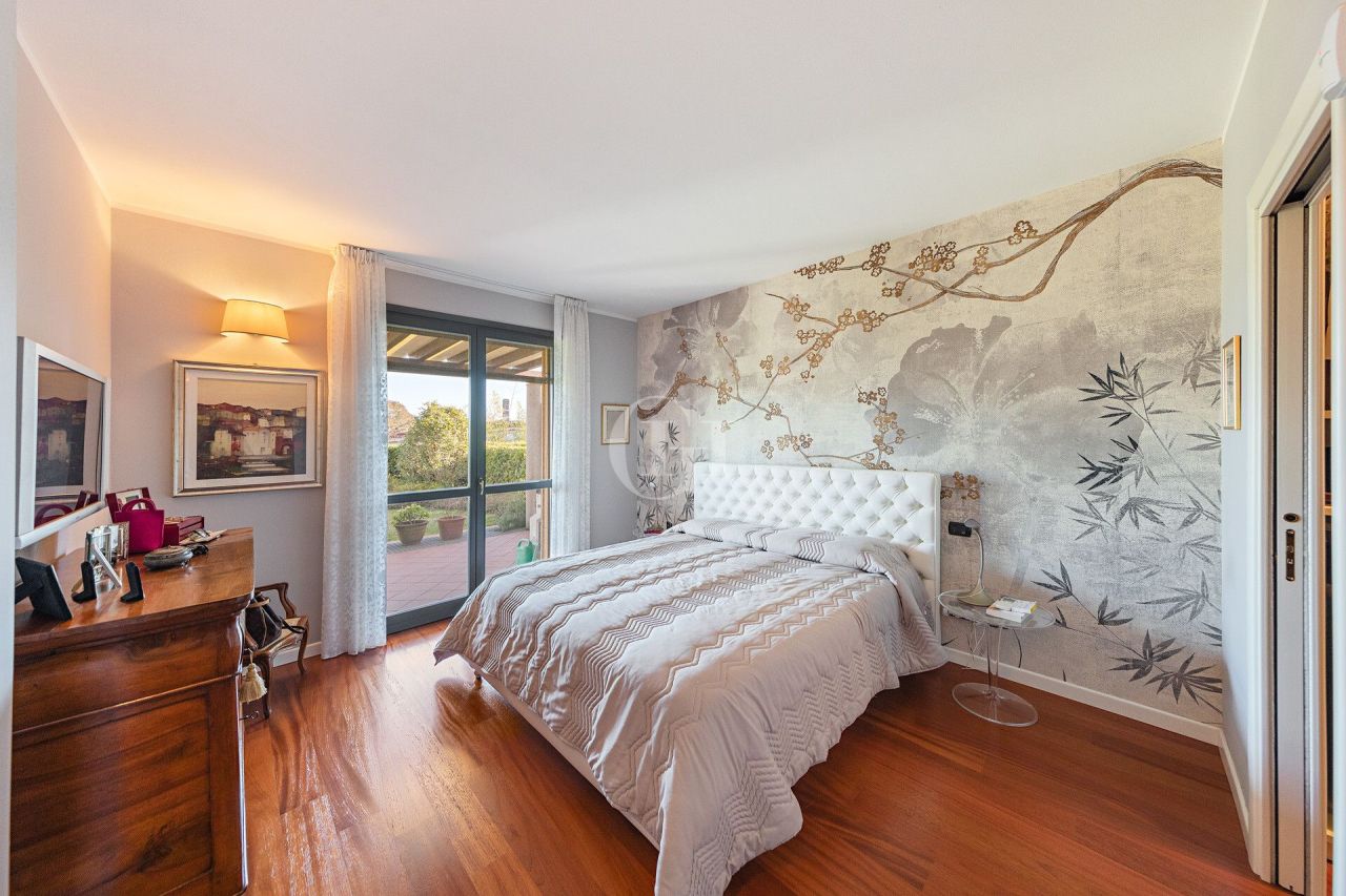 Вилла у озера Гарда, Италия, 300 м² - фото 8