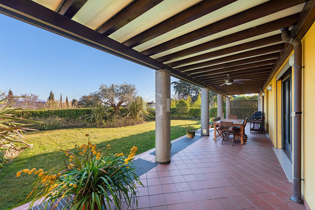 Вилла у озера Гарда, Италия, 300 м² - фото 2