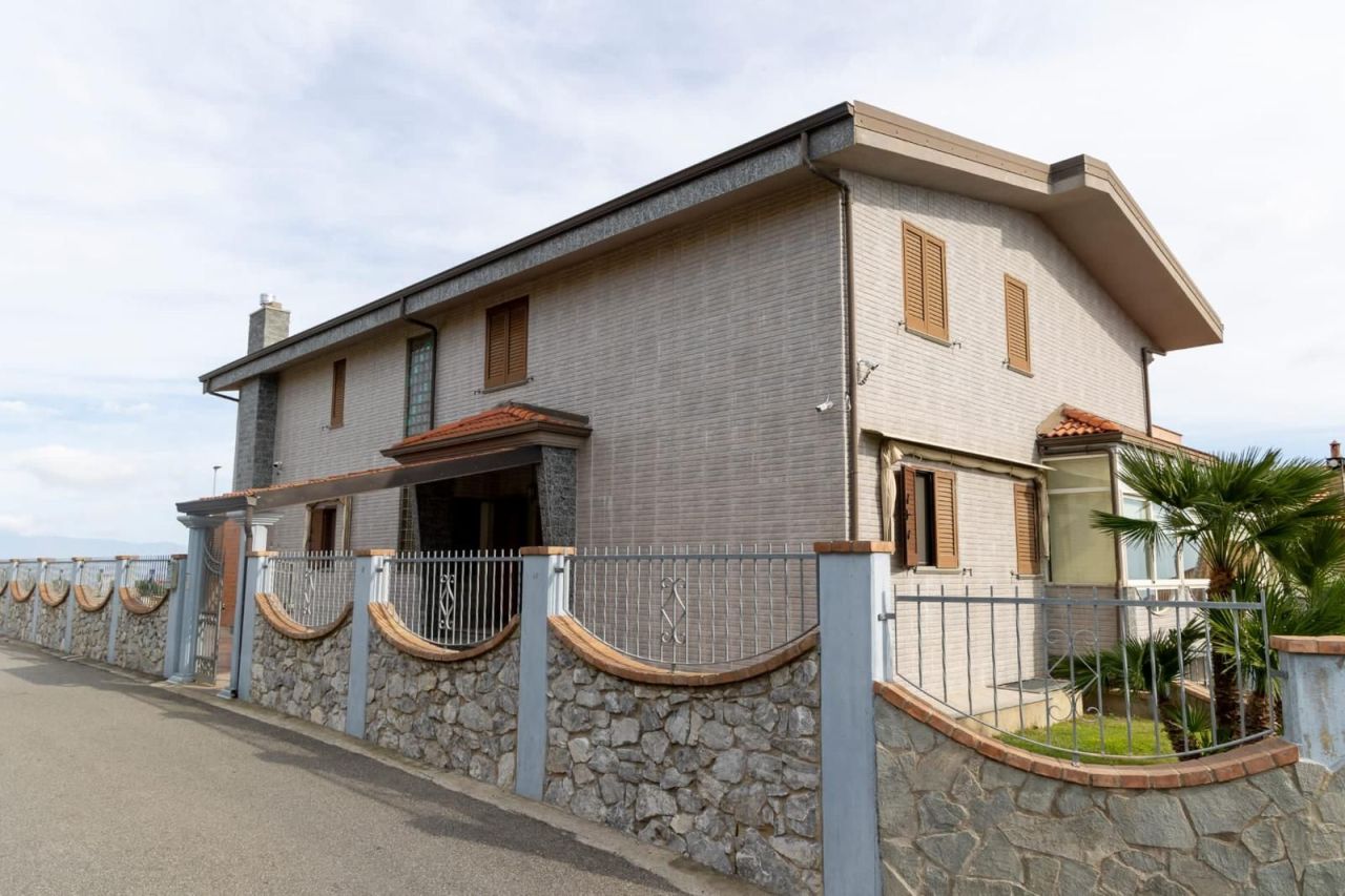 Вилла в Сталетти, Италия, 600 м² - фото 2