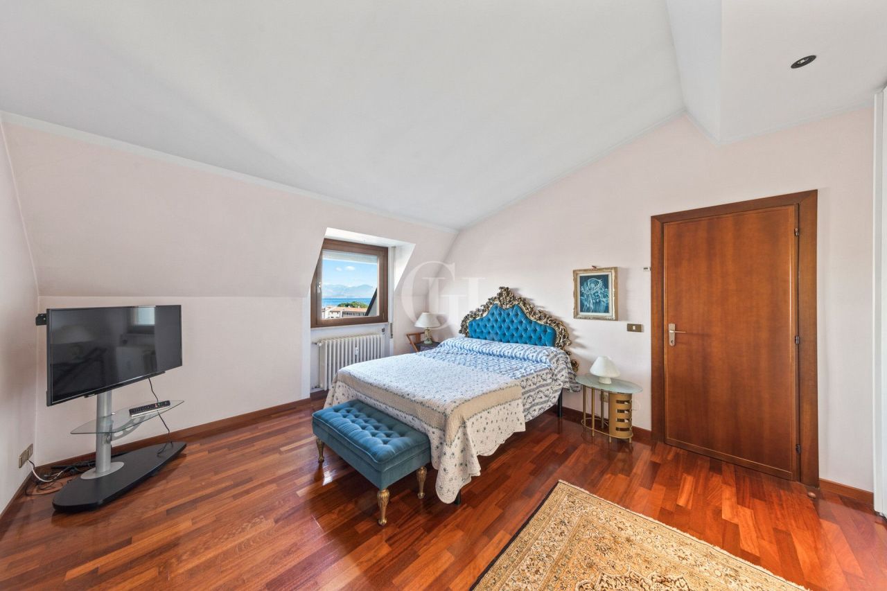 Пентхаус у озера Гарда, Италия, 185 м² - фото 12