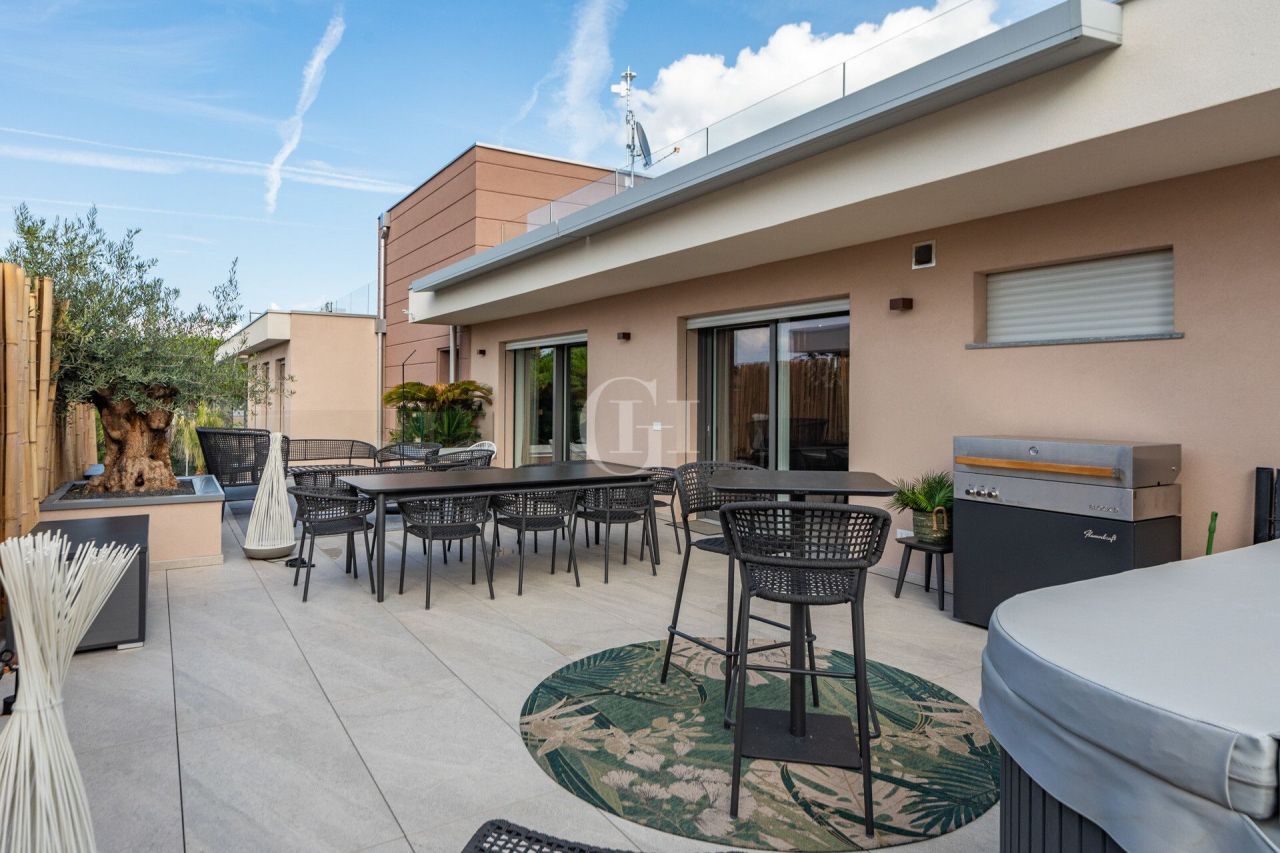 Пентхаус у озера Гарда, Италия, 201 м² - фото 10