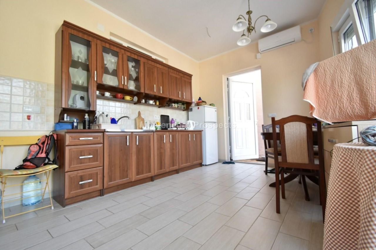 Дом в Тивате, Черногория, 247 м² - фото 2