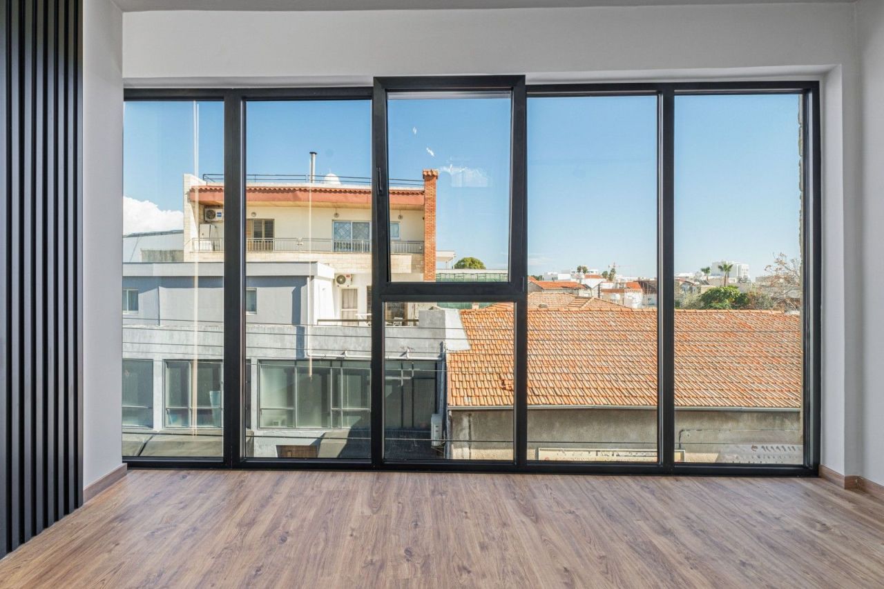 Коммерческая недвижимость в Лимасоле, Кипр, 600 м² - фото 1