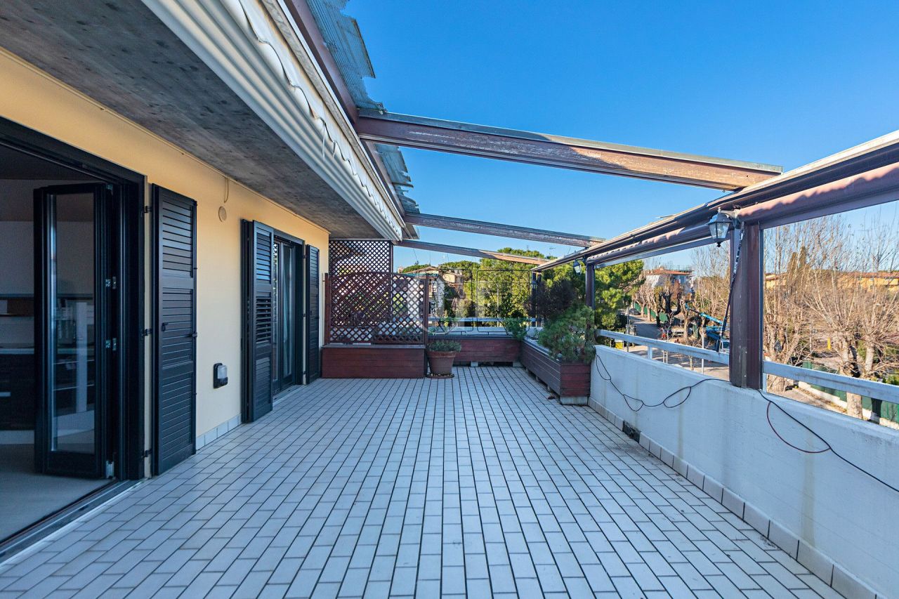 Пентхаус у озера Гарда, Италия, 90 м² - фото 7