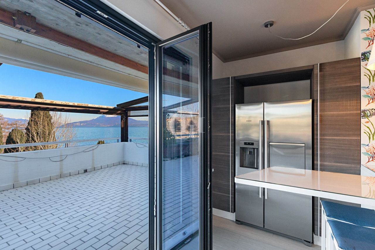 Пентхаус у озера Гарда, Италия, 90 м² - фото 13