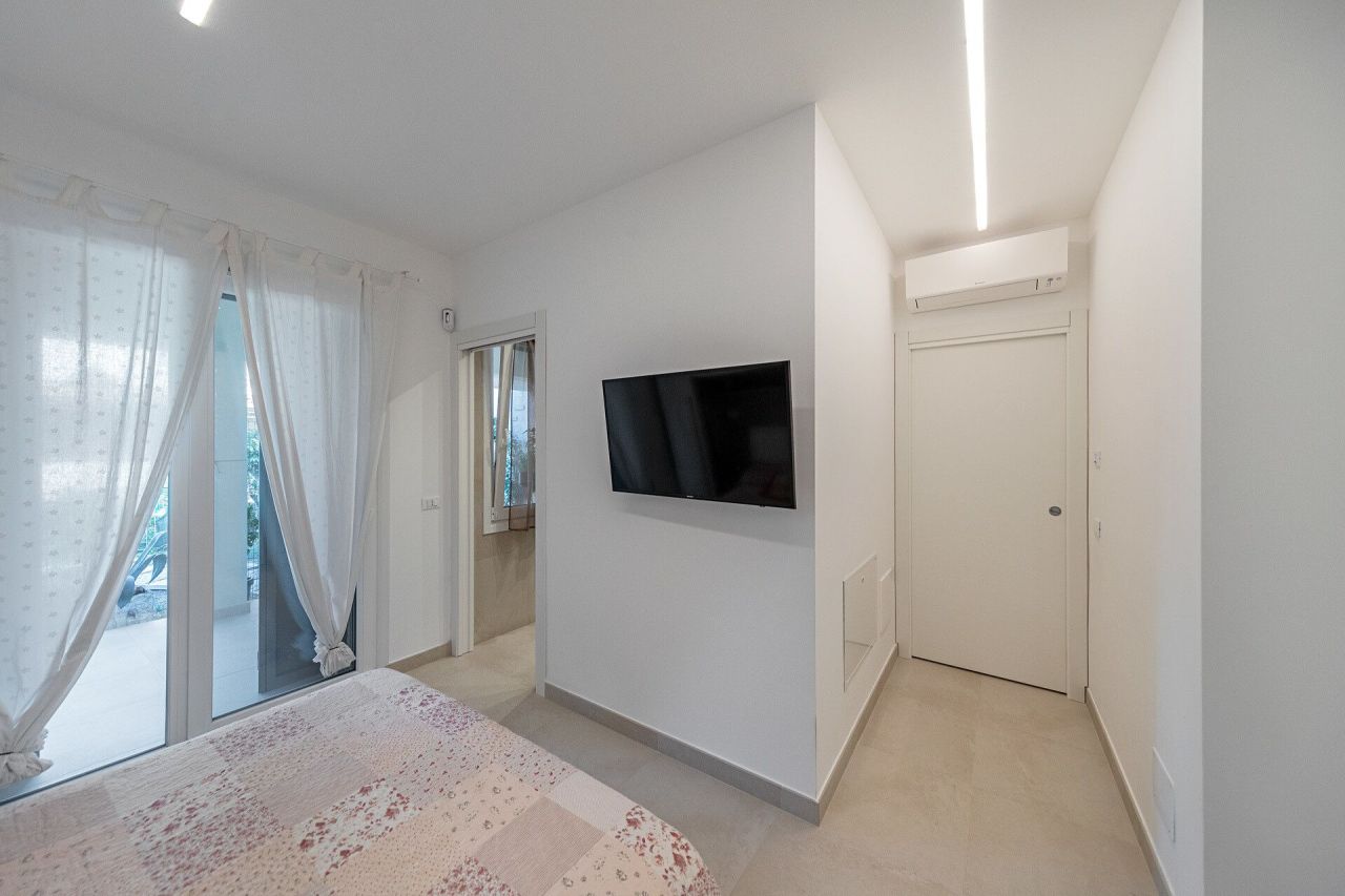 Вилла у озера Гарда, Италия, 150 м² - фото 12