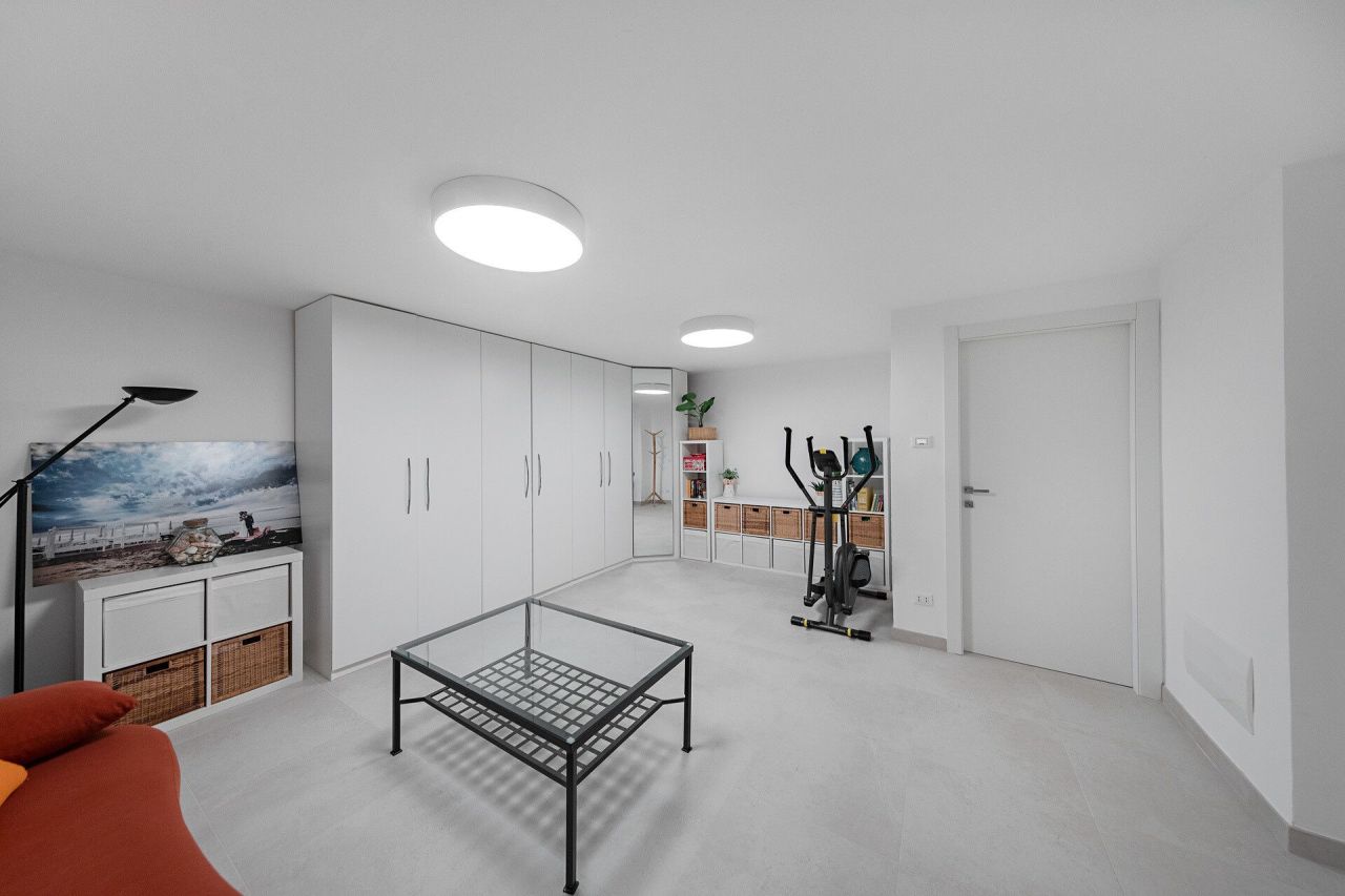 Вилла у озера Гарда, Италия, 150 м² - фото 16