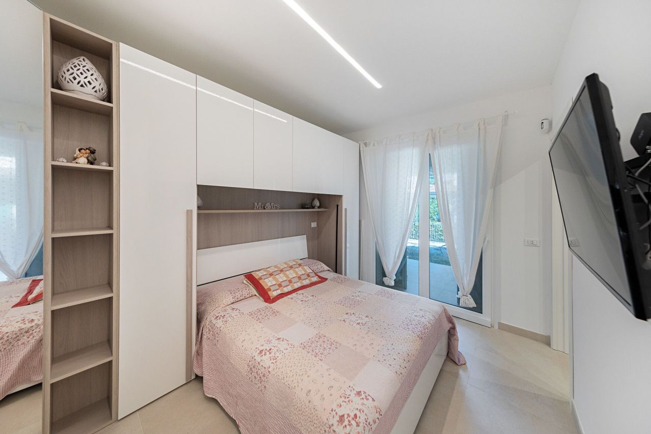 Вилла у озера Гарда, Италия, 150 м² - фото 11