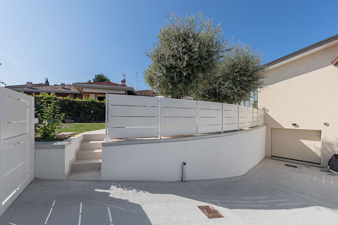 Вилла у озера Гарда, Италия, 150 м² - фото 17