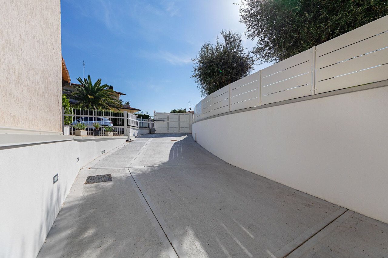 Вилла у озера Гарда, Италия, 150 м² - фото 18