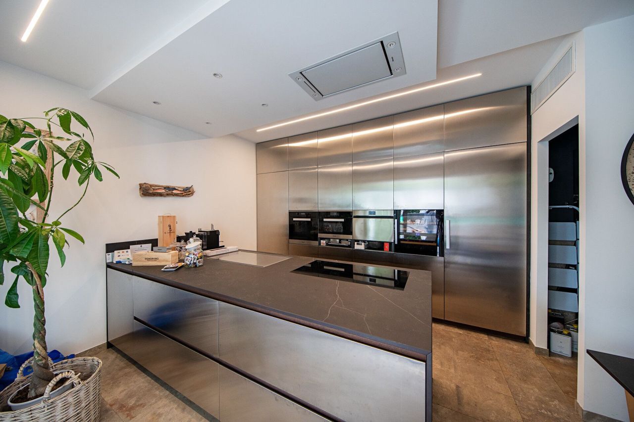 Вилла у озера Гарда, Италия, 360 м² - фото 15